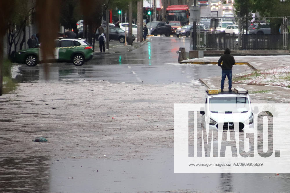 Flooding at the intersection of Viel Avenue and Blanco Encalada Street in downtown Santiago following this afternoon s thunderstorm in the Metropolitan Region. Andrés Rocha, Aton Chile, Santiago, Chile. Aton 1199629