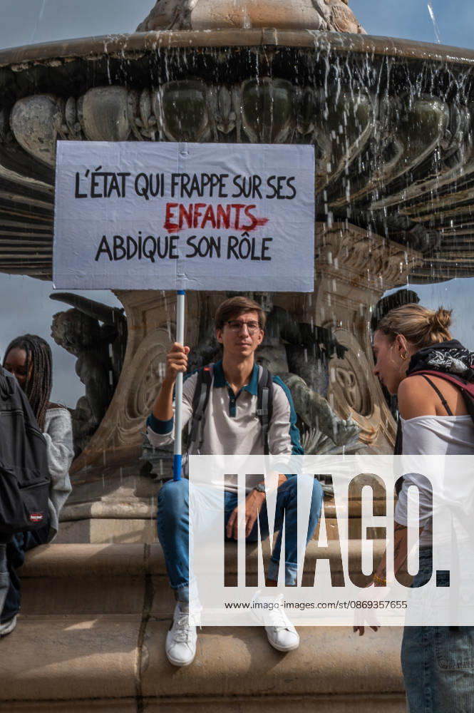 High school students are protesting all over France, particularly here in Bordeaux. Their grievances are as follows: a shortage of staff, overcrowded class schedules, dilapidated infrastructure, a stressful college counseling process (career guidance), and deteriorating learning conditions. Bordeaux France - ZUMAh207 20261013_zip_h207_016