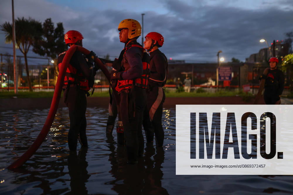 Chile declares a red alert in Santiago following heavy hailstorm SANTIAGO, CHILE - OCTOBER 13: Firefighters work to drain and assist in a parking lot submerged by floodwaters following heavy rains in Santiago, Chile, on October 13, 2026. The flash flooding inundated underground and open-air parking facilities, prompting local authorities to declare a red alert across the capital as emergency crews mobilized to handle severe waterlogging. Lucas Aguayo Araos Anadolu Santiago Chile. Editorial use only. Please get in touch for any other usage.