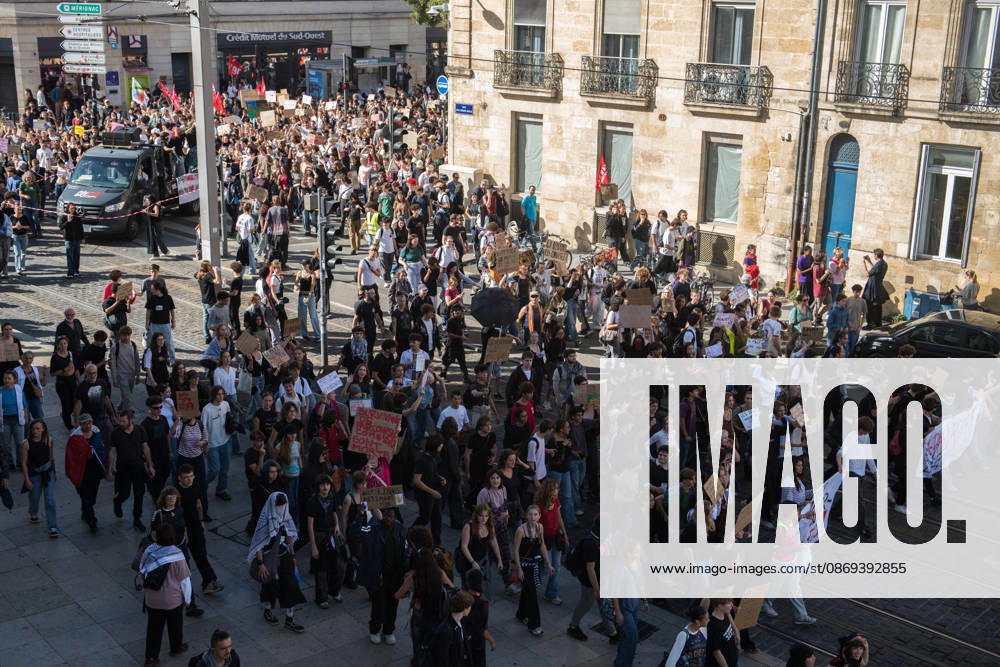 High School Stdent Mobilisation - Bordeaux General view of high school students marching with placards and banners during Act V of the high school student mobilisation in Bordeaux, France on October 13, 2026, against proposed education reforms. Photo by Fabrice Sapte ABACAPRESS.COM Bordeaux France