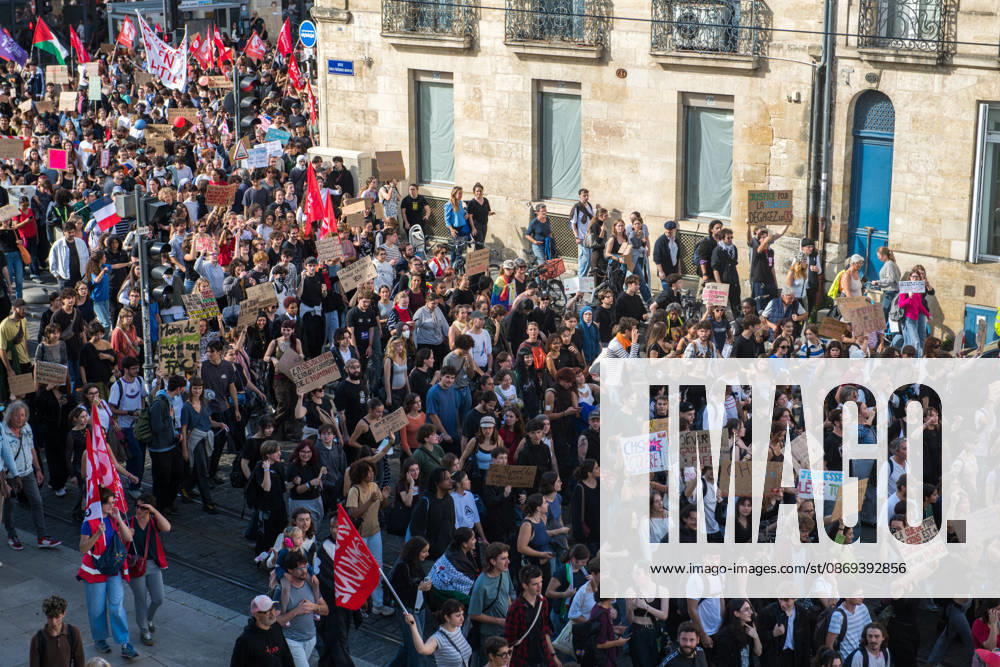 High School Stdent Mobilisation - Bordeaux General view of high school students marching with placards and banners during Act V of the high school student mobilisation in Bordeaux, France on October 13, 2026, against proposed education reforms. Photo by Fabrice Sapte ABACAPRESS.COM Bordeaux France