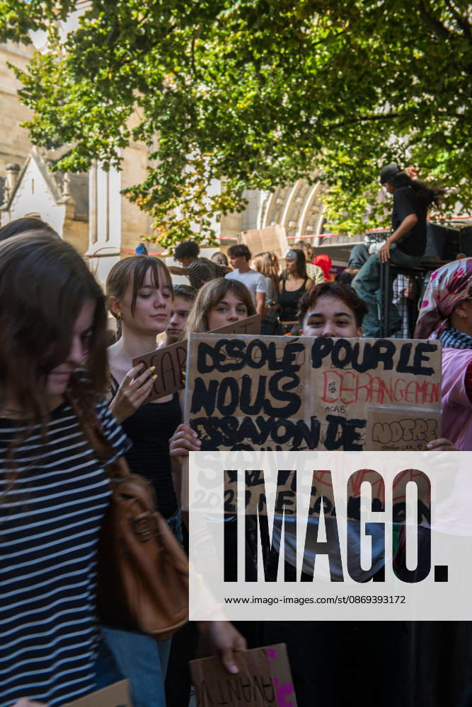 High School Stdent Mobilisation - Bordeaux High school students march with placards through the streets of Bordeaux, France on October 13, 2026, during Act V of the high school student mobilisation against education reforms. Photo by Fabrice Sapte ABACAPRESS.COM Bordeaux France