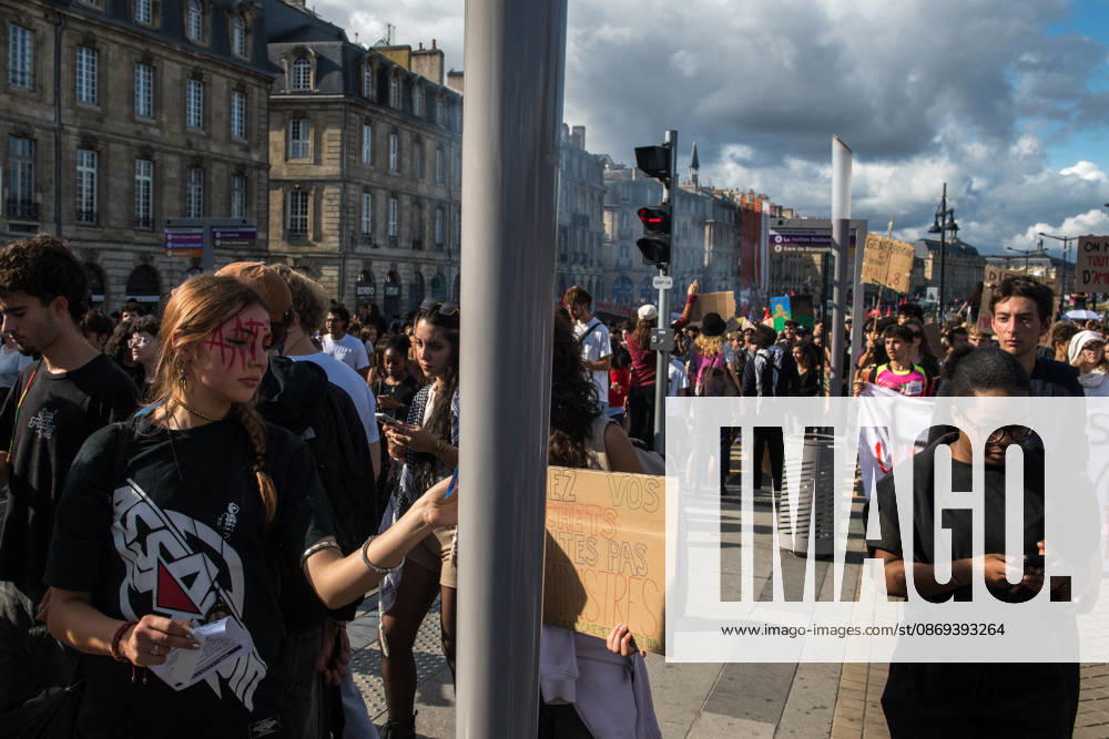 High School Stdent Mobilisation - Bordeaux High school students march along the Bordeaux waterfront during Act V of the high school student mobilisation in Bordeaux, France on October 13, 2026. Photo by Fabrice Sapte ABACAPRESS.COM Bordeaux France