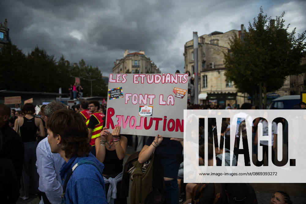 High School Stdent Mobilisation - Bordeaux Protesters hold up a placard reading Students are making the revolution during Act V of the high school student mobilisation in Bordeaux, France on October 13, 2026. Photo by Fabrice Sapte ABACAPRESS.COM Bordeaux France