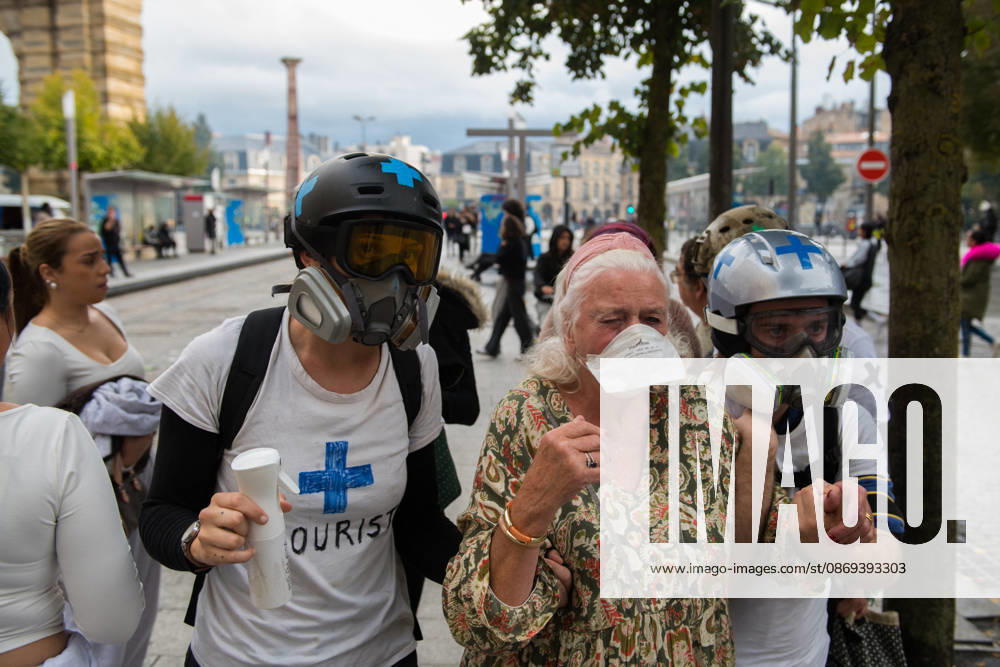 High School Stdent Mobilisation - Bordeaux An elderly woman wearing a protective mask is escorted by street medics during Act V of the high school student mobilisation in Bordeaux, France on October 13, 2026. Photo by Fabrice Sapte ABACAPRESS.COM Bordeaux France