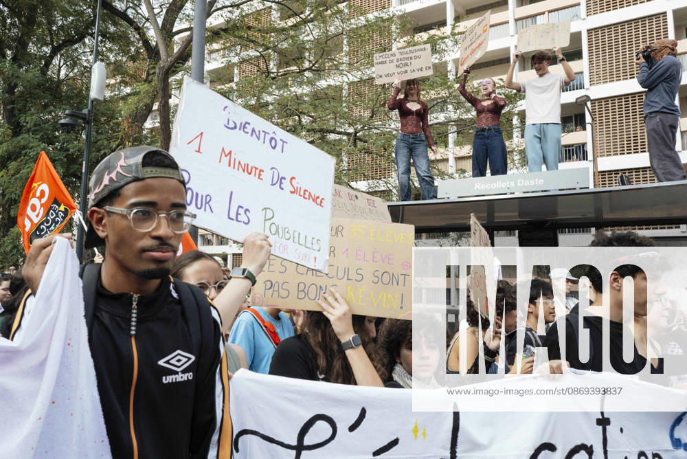 High School Student Mobilisation - Toulouse Young people at a bus stop holding placards – The CGT stands with the workers. General strike! – High school pupils in Toulouse, we’re fed up with moping about! We want to see life through rose-tinted glasses! – Acab. Act V of the secondary school and university students protests. Young people and the world of work are continuing their joint mobilisation and demands for adequate resources for education, better study conditions, an end to student precariousness, and access to housing. France, Toulouse, 13 October 2026. Photo by Patricia Huchot-Boissier AbacaPress.com. TOULOUSE OCCITANIE France