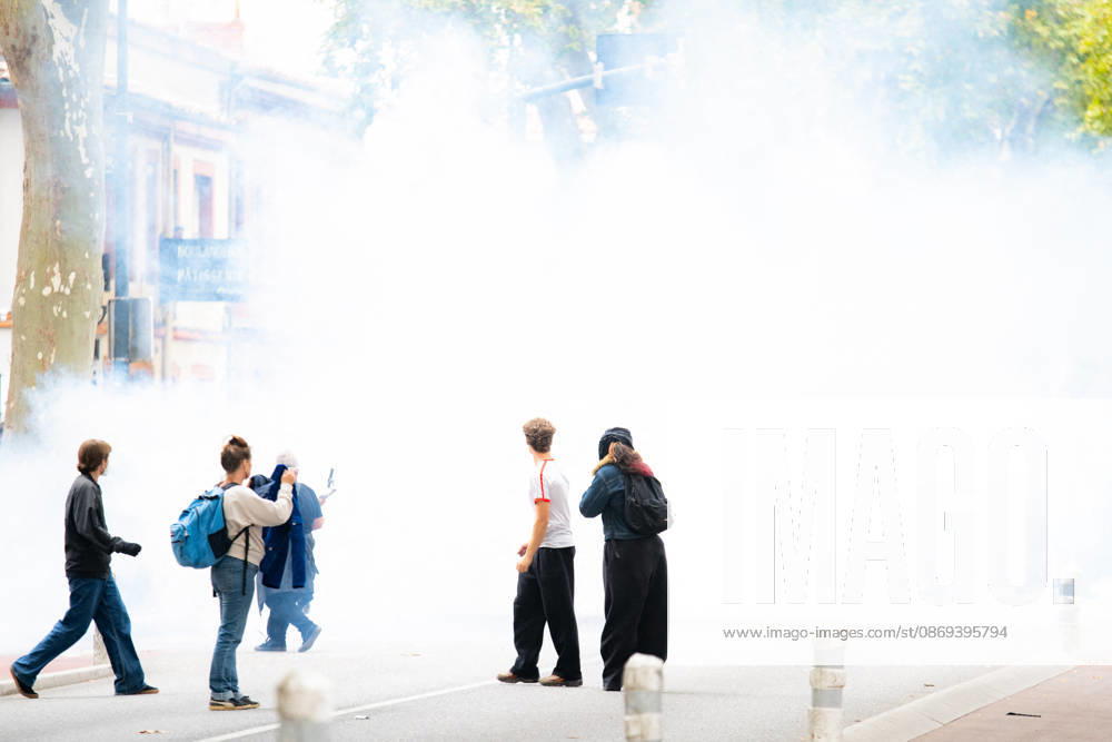 Student Protesters Clash With CRS In Toulouse - France French police deploy tear gas against protesters during a student demonstration in Toulouse, France on October 13, 2026. Photo by Nathan Barange ABACAPRESS.COM Toulouse HAUTE-GARONNE France