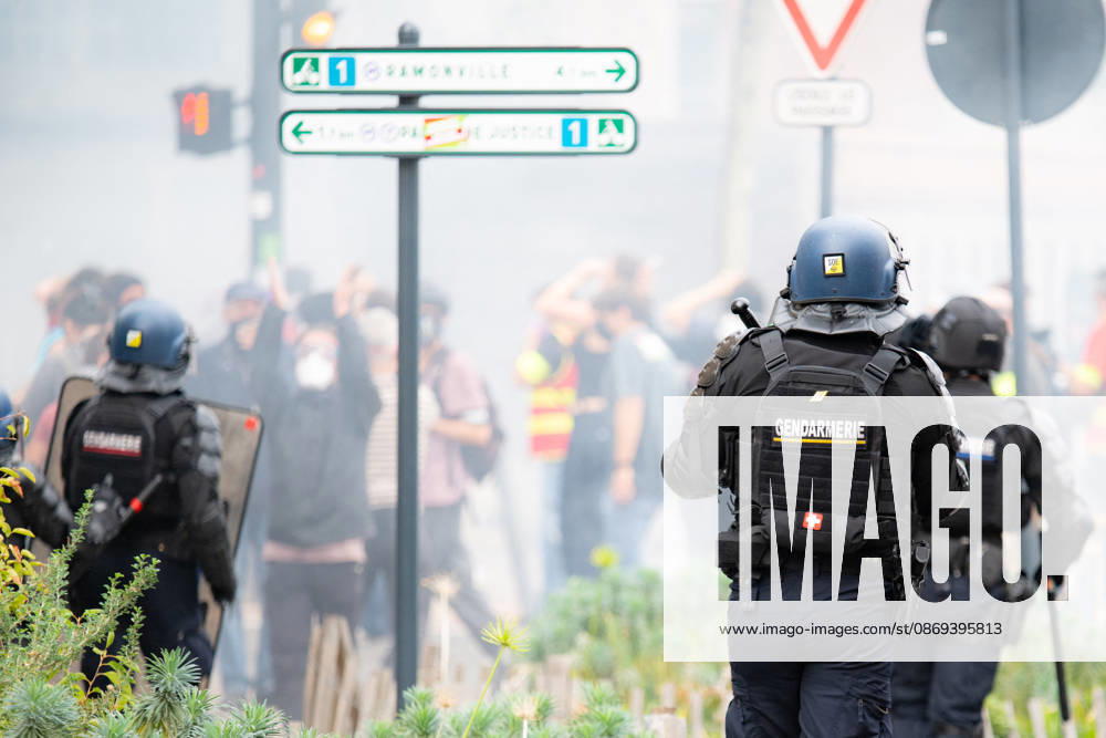 Student Protesters Clash With CRS In Toulouse - France French Gendarmerie deploy tear gas during a student protest in Toulouse, France on October 13, 2026. Photo by Nathan Barange ABACAPRESS.COM Toulouse HAUTE-GARONNE France