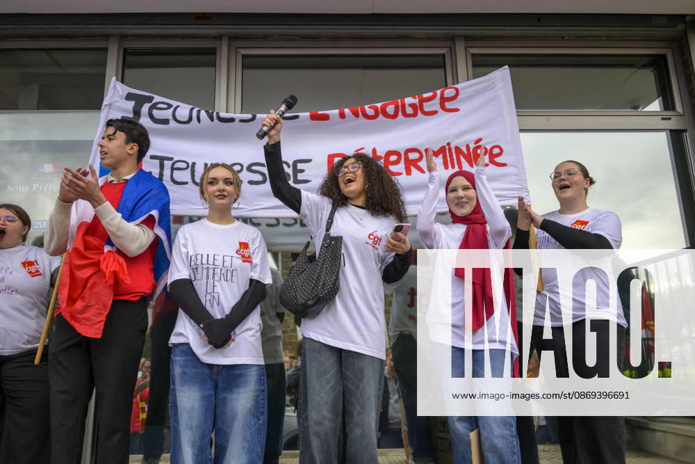 High School Students Demonstrate With Marine Tondelier In Lens - France Hundreds of high school students from Lens and surrounding areas march through the streets of Lens, Pas-de-Calais, France on October 13, 2026, accompanied by political figures, teachers and union representatives. Photo by Blanquart C ANDBZ ABACAPRESS.COM Lens Hauts-de-France France