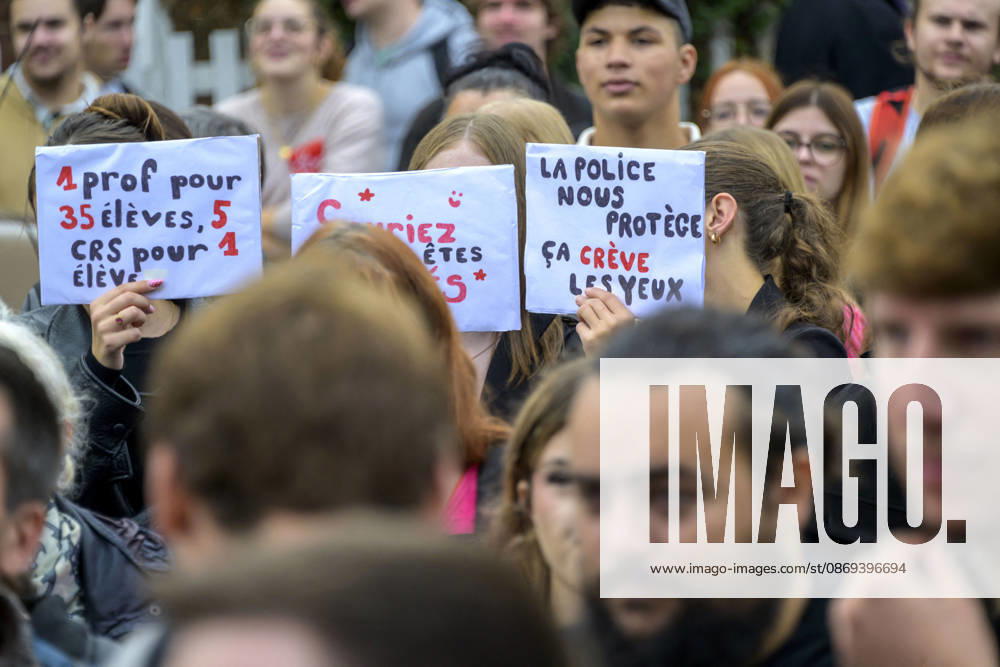 High School Students Demonstrate With Marine Tondelier In Lens - France High school students from Lens and surrounding areas march through the streets of Lens, Pas-de-Calais, France on October 13, 2026, accompanied by political figures, teachers and union representatives. Photo by Blanquart C ANDBZ ABACAPRESS.COM Lens Hauts-de-France France