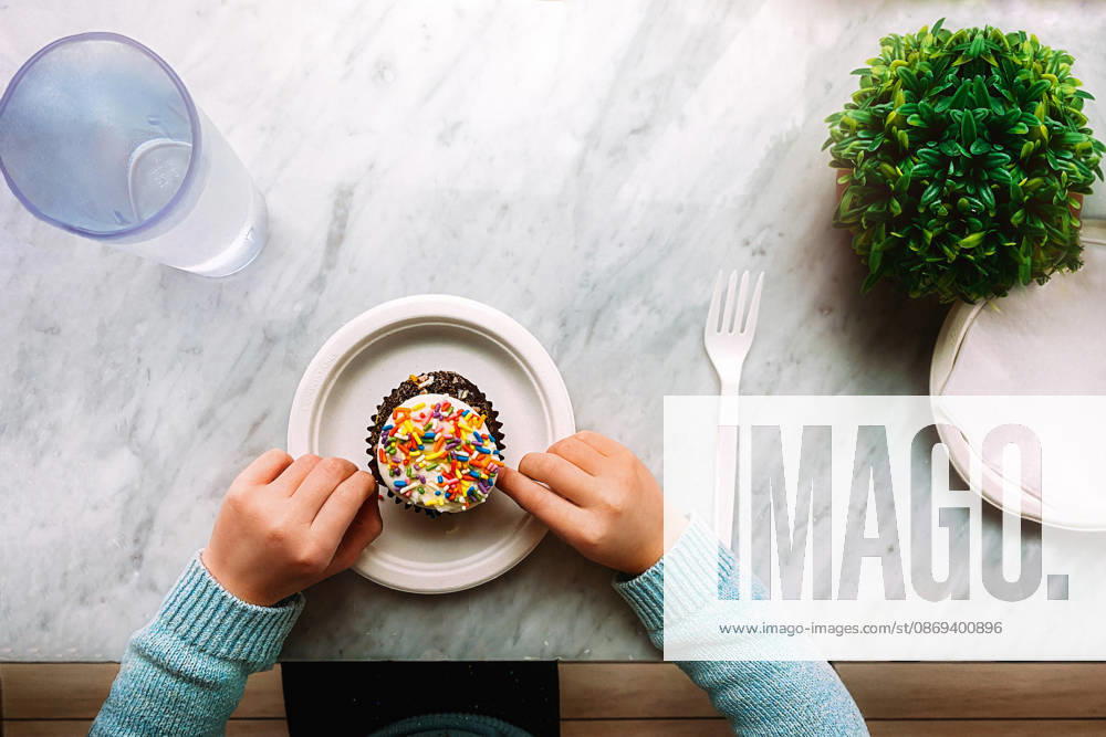 Childs hands reaching for a sprinkle cupcake on a table Tulsa, Oklahoma, United States CR_KRRY261013-2130222-01 ,model released, Symbolfoto ,property released