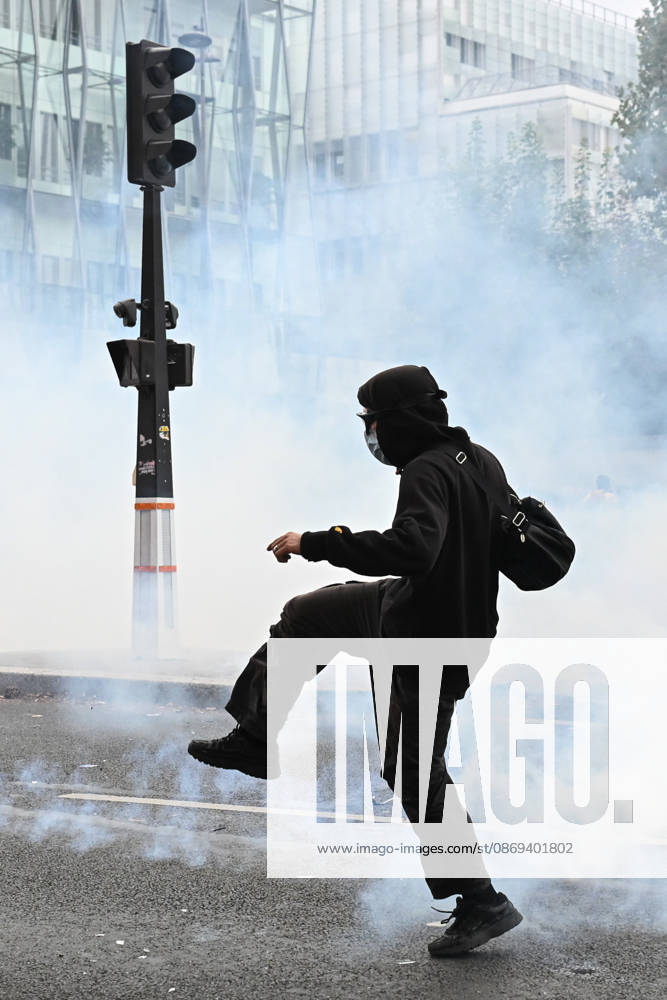 High school and autonomous protesters clash with riot police in Paris on October 13, 2026. - 13 10 2026 - France Ile-de-France (region) Paris - JulienxMattiax Pictorium LePictorium_0343283