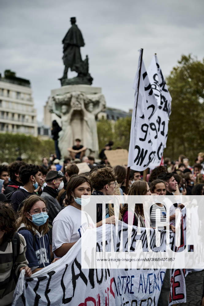 High school students protest in Paris on October 13, 2026. - 13 10 2026 - France Ile-de-France (region) Paris - AntoninxBuratx Pictorium LePictorium_0343202