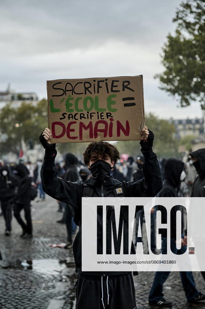 High school students protest in Paris on October 13, 2026. - 13 10 2026 - France Ile-de-France (region) Paris - AntoninxBuratx Pictorium LePictorium_0343216