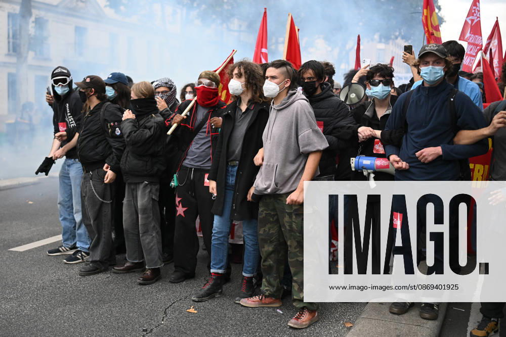 High school students and autonomists clash with riot police in Paris, October 13, 2026. - 13 10 2026 - France Ile-de-France (region) Paris - JulienxMattiax Pictorium LePictorium_0343266