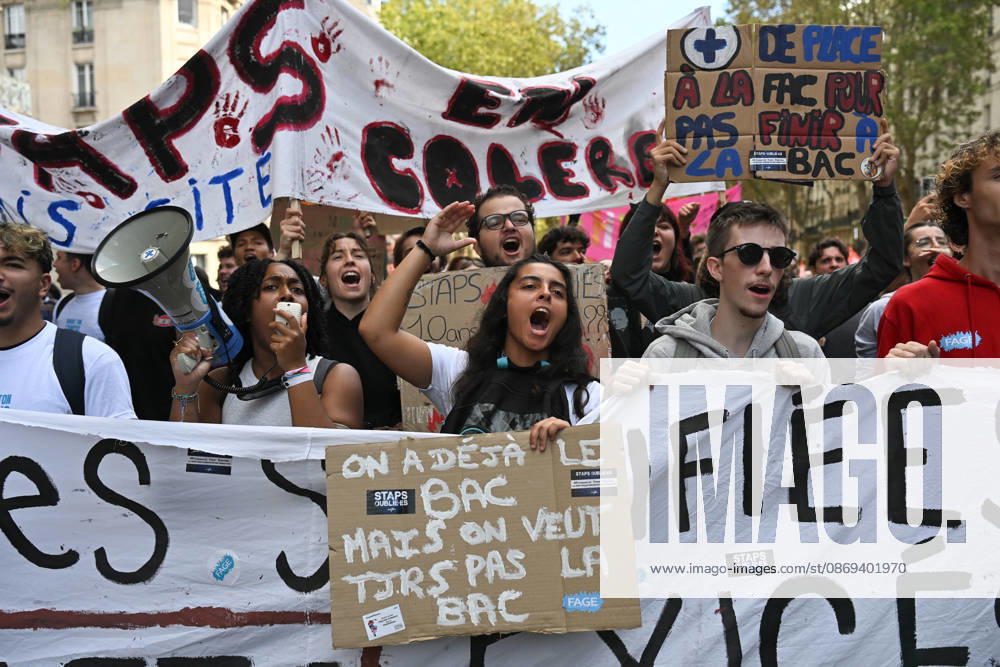 The two protests by high school students and workers unions converge at Place Vauban in Paris on October 13, 2026. - 13 10 2026 - France Ile-de-France (region) Paris - JulienxMattiax Pictorium LePictorium_0343293