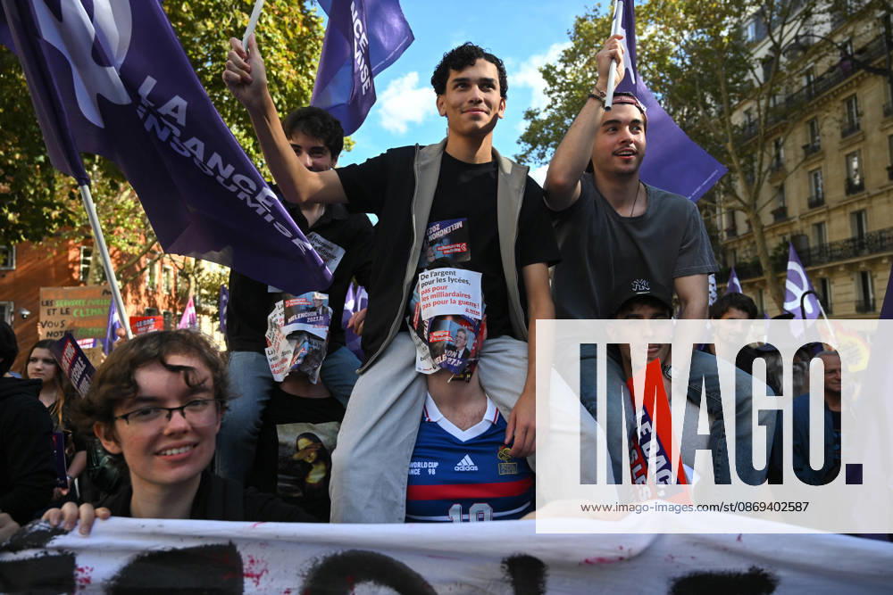 The two protests by high school students and workers unions converge at Place Vauban in Paris on October 13, 2026. - 13 10 2026 - France Ile-de-France (region) Paris - JulienxMattiax Pictorium LePictorium_0343304