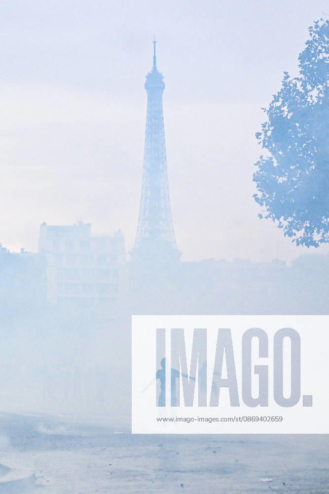 Tear gas fired by police floods Place Vauban in Paris on October 13, 2026. - 13 10 2026 - France Ile-de-France (region) Paris - JulienxMattiax Pictorium LePictorium_0343339