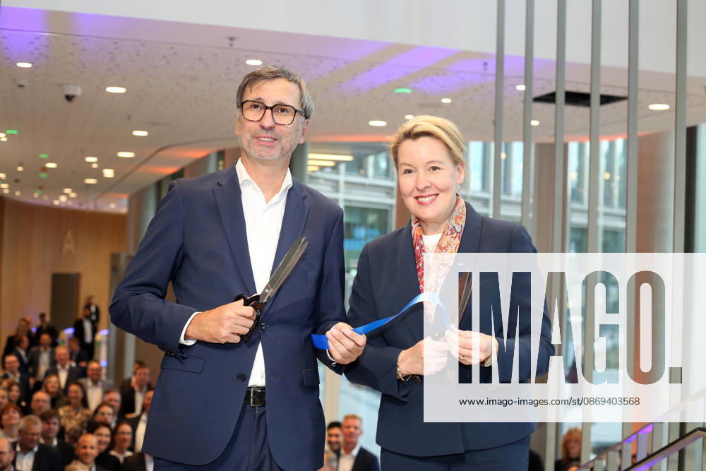 Sven Deglow, CEO of Deutsche Kreditbank (DKB), and Berlin’s Senator for Economic Affairs, Franziska Giffey, at the opening of Deutsche Kreditbank’s new headquarters in Berlin. Sven Deglow, CEO of Deutsche Kreditbank (DKB), and Berlin’s Senator for Economic Affairs, Franziska Giffey, at the opening of Deutsche Kreditbank’s new headquarters in Berli