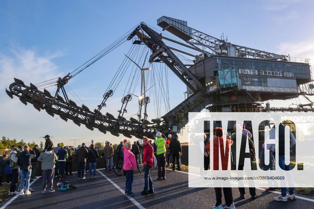 The Last Major Excavator Transport in the Southern Leipzig Area: The last 353 bucket-chain excavator from the Schleenhain mining field was moved today to the neighboring Peres mining field of the Schleenhain Open-Pit Mine. Today, October 14, 2026, the approximat