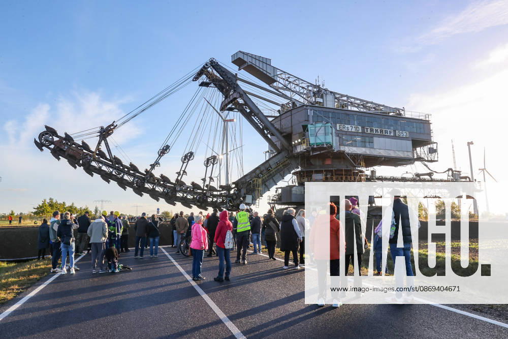 The Last Major Excavator Transport in the Southern Leipzig Area: The last 353 bucket-chain excavator from the Schleenhain mining field was moved today to the neighboring Peres mining field of the Schleenhain Open-Pit Mine. Today, October 14, 2026, the approximat