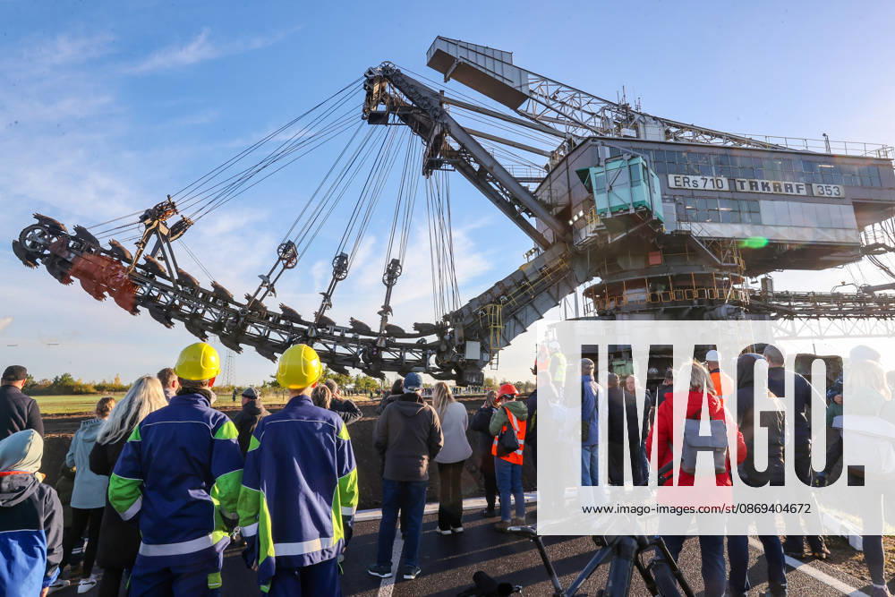 The Last Major Excavator Transport in the Southern Leipzig Area: The last 353 bucket-chain excavator from the Schleenhain mining field was moved today to the neighboring Peres mining field of the Schleenhain Open-Pit Mine. Today, October 14, 2026, the approximat