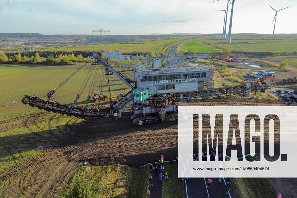 The Last Major Excavator Transport in the Southern Leipzig Area: The last 353 bucket-chain excavator from the Schleenhain mining field was moved today to the neighboring Peres mining field of the Schleenhain Open-Pit Mine. Today, October 14, 2026, the approximat