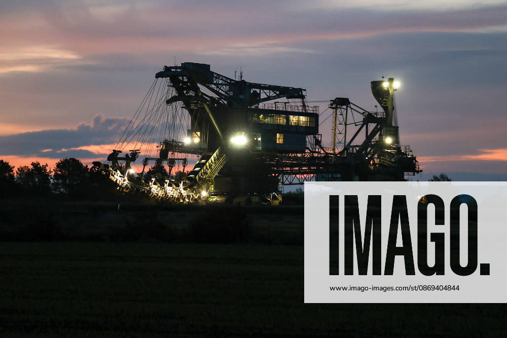 The Last Major Excavator Transport in the Southern Leipzig Area: The last 353 bucket-chain excavator from the Schleenhain mining field was moved today to the neighboring Peres mining field of the Schleenhain Open-Pit Mine. Today, October 14, 2026, the approximat