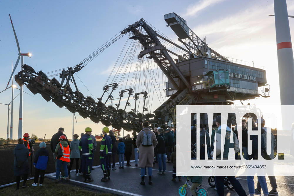 The Last Major Excavator Transport in the Southern Leipzig Area: The last 353 bucket-chain excavator from the Schleenhain mining field was moved today to the neighboring Peres mining field of the Schleenhain Open-Pit Mine. Today, October 14, 2026, the approximat