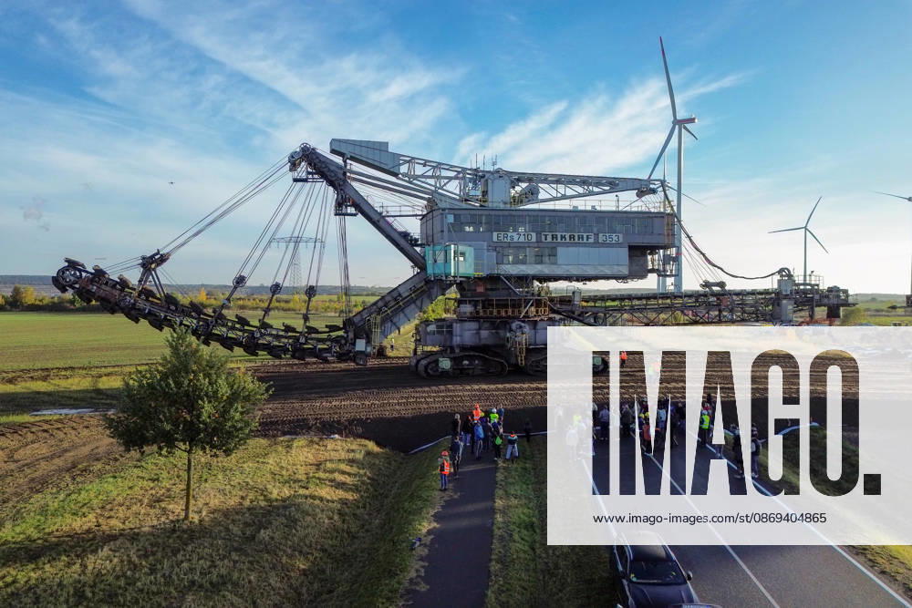 The Last Major Excavator Transport in the Southern Leipzig Area: The last 353 bucket-chain excavator from the Schleenhain mining field was moved today to the neighboring Peres mining field of the Schleenhain Open-Pit Mine. Today, October 14, 2026, the approximat