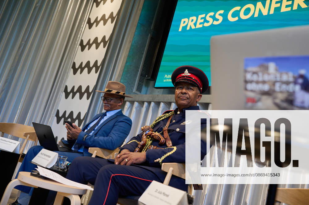 Pressekonferenz Anerkennung & Reparationen der deutschen Voelkermorde im heutigen Namibia im Vorfeld der Bundestagsdebatte am Mittwoch (14.10.2026) in Berlin . Hochrangige Vertreter der Volksgruppen Ovaherero und Nama aus Namibia haben die deutsche Bundesregierung dazu aufgerufen, die volle Verantwortung fuer den an ihren Vorfahren begangenen Voelkermord zu uebernehmen. Entwicklungshilfe kann umfassende, echte Reparationen nicht ersetzen , sagte Mutjinde Katjiua (rechts im Bild) von der Ovaherero Traditional Authority am Mittwoch in Berlin. Als direkte Nachkommen der Opfer des Genozids muessten Ovaherero und Nama endlich direkt am Widergutmachungsprozess zur Aufarbeitung der Kolonialverbrechen beteiligt sein, betonte Gaob David Timotheus