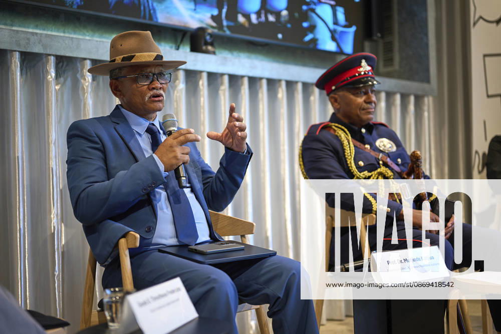 Pressekonferenz Anerkennung & Reparationen der deutschen Voelkermorde im heutigen Namibia im Vorfeld der Bundestagsdebatte am Mittwoch (14.10.2026) in Berlin . Hochrangige Vertreter der Volksgruppen Ovaherero und Nama aus Namibia haben die deutsche Bundesregierung dazu aufgerufen, die volle Verantwortung fuer den an ihren Vorfahren begangenen Voelkermord zu uebernehmen. Entwicklungshilfe kann umfassende, echte Reparationen nicht ersetzen , sagte Mutjinde Katjiua (rechts im Bild) von der Ovaherero Traditional Authority am Mittwoch in Berlin. Als direkte Nachkommen der Opfer des Genozids muessten Ovaherero und Nama endlich direkt am Widergutmachungsprozess zur Aufarbeitung der Kolonialverbrechen beteiligt sein, betonte Gaob David Timotheus