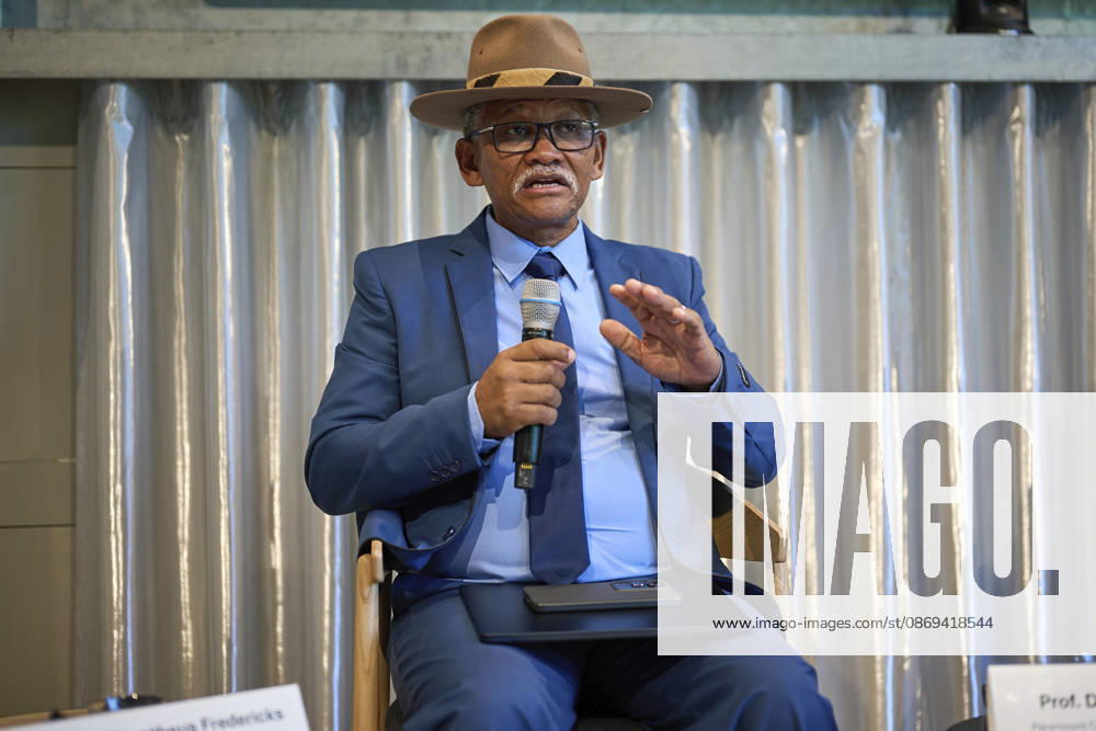 Pressekonferenz Anerkennung & Reparationen der deutschen Voelkermorde im heutigen Namibia im Vorfeld der Bundestagsdebatte am Mittwoch (14.10.2026) in Berlin . Hochrangige Vertreter der Volksgruppen Ovaherero und Nama aus Namibia haben die deutsche Bundesregierung dazu aufgerufen, die volle Verantwortung fuer den an ihren Vorfahren begangenen Voelkermord zu uebernehmen. Entwicklungshilfe kann umfassende, echte Reparationen nicht ersetzen , sagte Mutjinde Katjiua von der Ovaherero Traditional Authority am Mittwoch in Berlin. Als direkte Nachkommen der Opfer des Genozids muessten Ovaherero und Nama endlich direkt am Widergutmachungsprozess zur Aufarbeitung der Kolonialverbrechen beteiligt sein, betonte Gaob David Timotheus Fredericks (im B