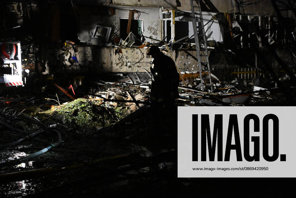 3 Dead and 19 Injured as Russian Missile Hits Residential Building - Kyiv A rescuer works at the site of a Russian missile strike on a nine-story residential building in Kyiv? Desnianskyi district, Ukraine, on October 14, 2026. Russia launched a massive ballistic missile attack on the capital. Three women were killed and 19 people were injured in the Desnianskyi district, including a seven-year-old girl. Apartments on the first through eighth floors of the building were also damaged Photo by Oleksandr Klymenko Ukrinform ABACAPRESS.COM Kyiv Ukraine