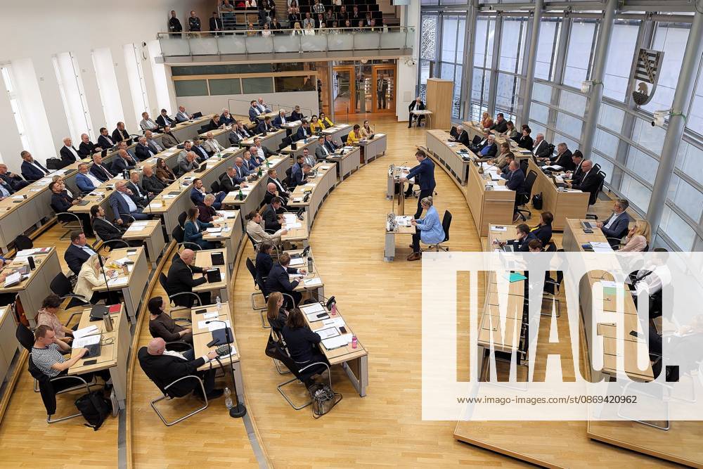 State Parliament Special Session Acting Minister-President Sven Schulze (CDU) stands at the lectern