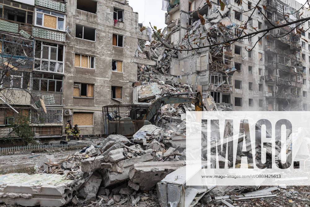 Russian air strike hits residential building in Kramatorsk KRAMATORSK, UKRAINE - OCTOBER 14: A heavy machinery operates as firefighters search for the bodies of two civilians beneath the rubble of a residential building following a Russian air strike in Kramatorsk, Ukraine, on October 14, 2026. Diego Herrera Carcedo Anadolu Kramatorsk Ukraine. Editorial use only. Please get in touch for any other usage.