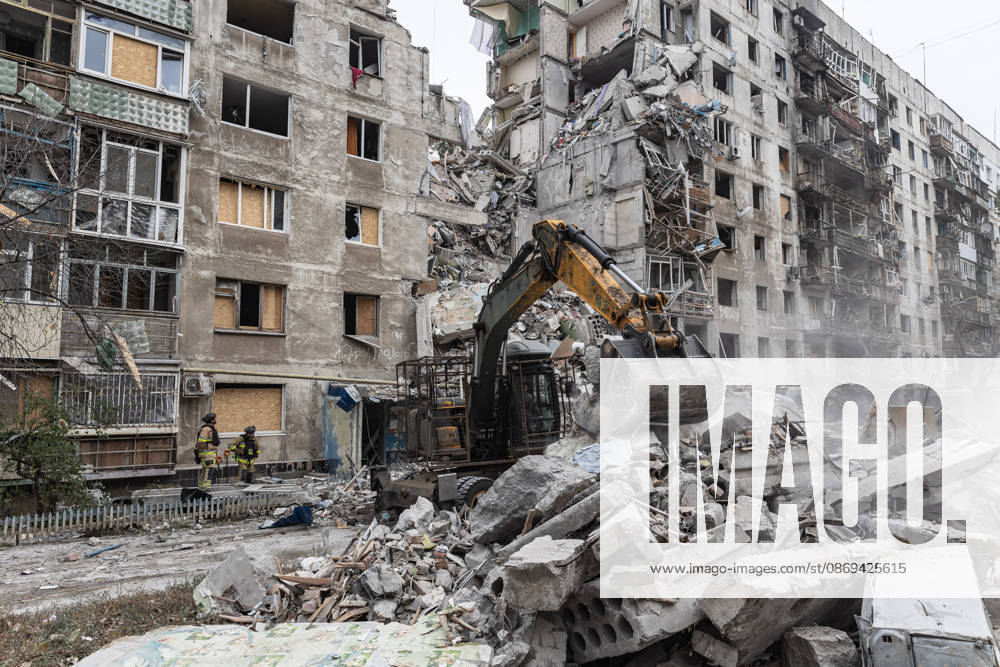 Russian air strike hits residential building in Kramatorsk KRAMATORSK, UKRAINE - OCTOBER 14: A heavy machinery operates as firefighters search for the bodies of two civilians beneath the rubble of a residential building following a Russian air strike in Kramatorsk, Ukraine, on October 14, 2026. Diego Herrera Carcedo Anadolu Kramatorsk Ukraine. Editorial use only. Please get in touch for any other usage.