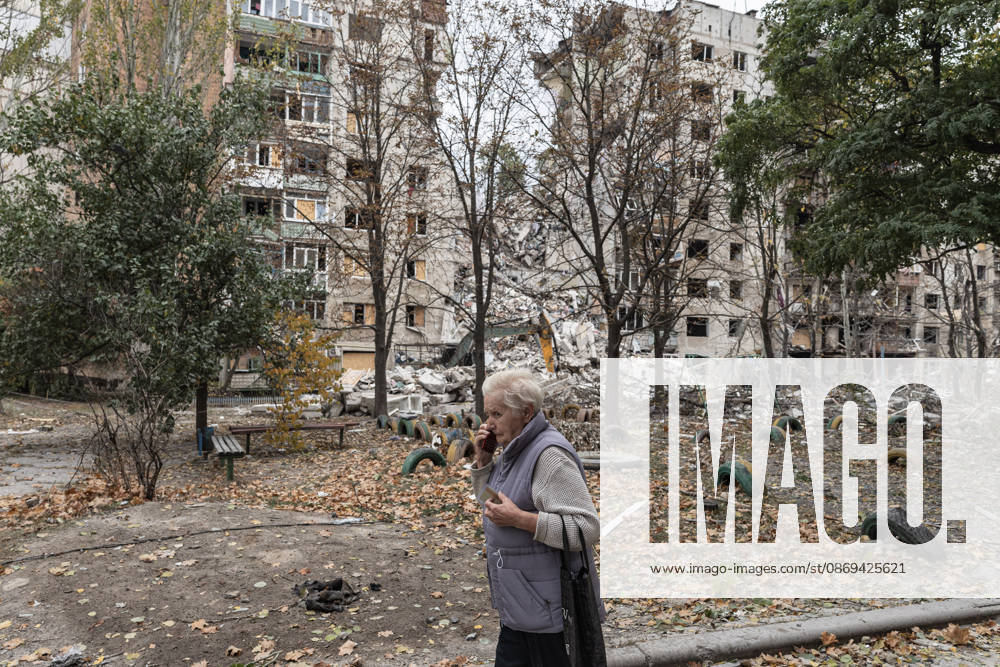 Russian air strike hits residential building in Kramatorsk KRAMATORSK, UKRAINE - OCTOBER 14: A woman walks past a destroyed building with two civilians trapped under the rubble following a Russian air strike on a residential block in Kramatorsk, Ukraine, on October 14, 2026. Diego Herrera Carcedo Anadolu Kramatorsk Ukraine. Editorial use only. Please get in touch for any other usage.