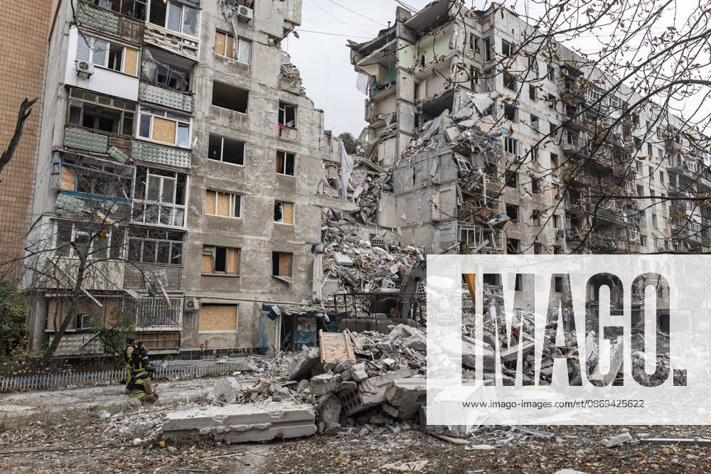 Russian air strike hits residential building in Kramatorsk KRAMATORSK, UKRAINE - OCTOBER 14: A heavy machinery operates as firefighters search for the bodies of two civilians beneath the rubble of a residential building following a Russian air strike in Kramatorsk, Ukraine, on October 14, 2026. Diego Herrera Carcedo Anadolu Kramatorsk Ukraine. Editorial use only. Please get in touch for any other usage.