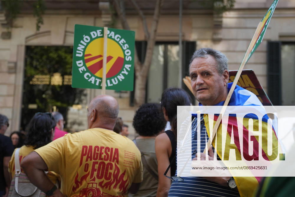 Tractor Rally for Agriculture in Barcelona: Protesters during a rally of tractors from various parts of Catalonia in front of the Government Delegation and statements, on October 14, 2026, in Barcelona, Catalonia, Spain. The demonstration, organized by Unió de Pagesos with the support of Asaja, FCAC, and Revolta Pagesa, denounces the structural crisis in the agricultural sector in Barcelona. October 14, 2026, Spain