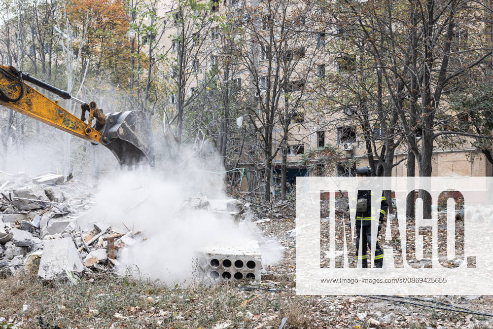 Russian air strike hits residential building in Kramatorsk KRAMATORSK, UKRAINE - OCTOBER 14: A heavy machinery operates as firefighters search for the bodies of two civilians beneath the rubble of a residential building following a Russian air strike in Kramatorsk, Ukraine, on October 14, 2026. Diego Herrera Carcedo Anadolu Kramatorsk Ukraine. Editorial use only. Please get in touch for any other usage.