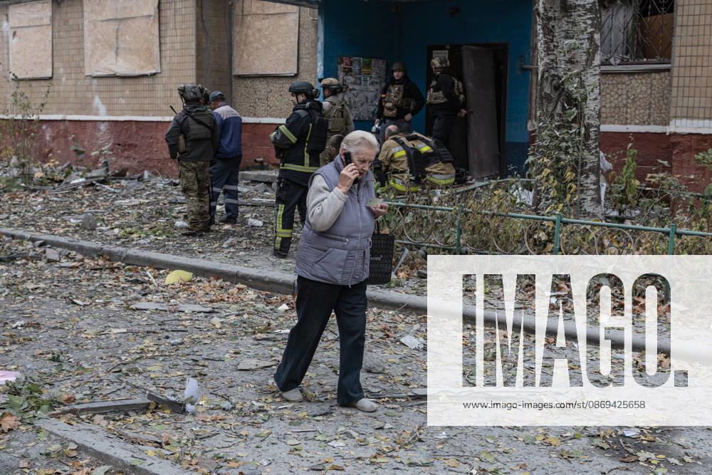 Russian air strike hits residential building in Kramatorsk KRAMATORSK, UKRAINE - OCTOBER 14: A woman walks past a destroyed building with two civilians trapped under the rubble following a Russian air strike on a residential block in Kramatorsk, Ukraine, on October 14, 2026. Diego Herrera Carcedo Anadolu Kramatorsk Ukraine. Editorial use only. Please get in touch for any other usage.