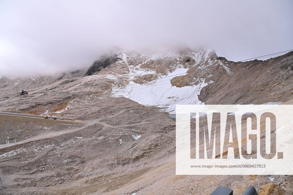 The shrinking Schneeferner Glacier on the Zugspitzplatt beneath a thick blanket of clouds. Minister President Dr. Markus Söder and Environment Minister Thorsten Glauber are receiving a briefing from geologist Prof. Dr. Michael Krautblatter of the Technical University of Munich at the Zugspitze and the Schneefernerhaus envi