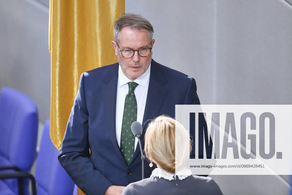 German Bundestag 101st Session of the Bundestag Federal Minister of Labor and Social Affairs Alexander Schweitzer (SPD) takes the oath of office before Bundestag President Julia Klöckner (CDU)