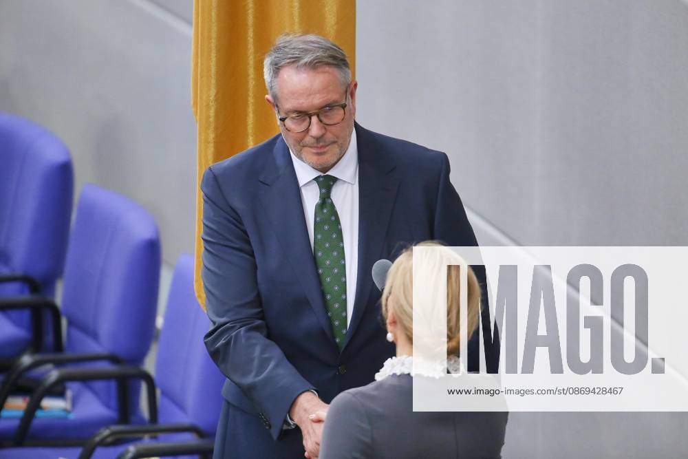 German Bundestag 101st Session of the Bundestag Federal Minister of Labor and Social Affairs Alexander Schweitzer (SPD) takes the oath of office before Bundestag President Julia Klöckner (CDU)