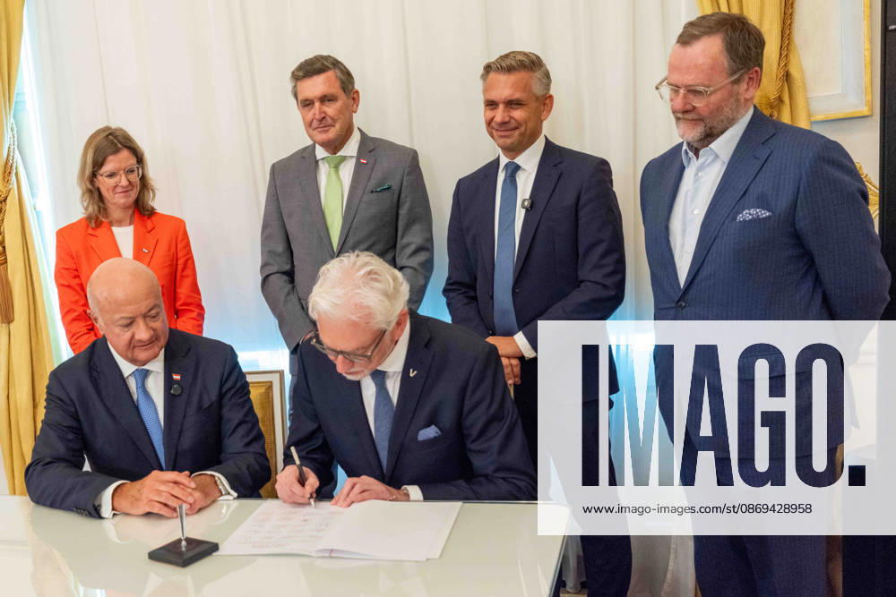 Press Conference on the Central Industrial Strategy—Federal Chancellor Christian Stocker (ÖVP), CEO Michael Strugl (Verbund), CFO Manuela Waldner (ÖBB),