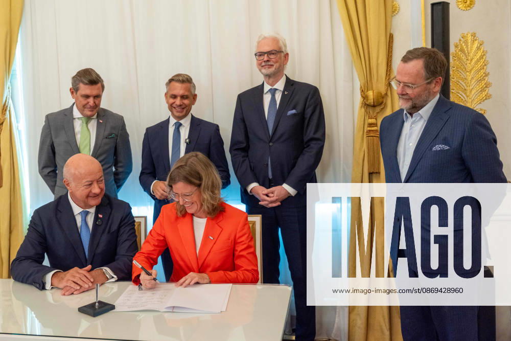 Press Conference on the Central Industrial Strategy: Federal Chancellor Christian Stocker (ÖVP), CFO Manuela Waldner (ÖBB), Federal Minister for Innovati