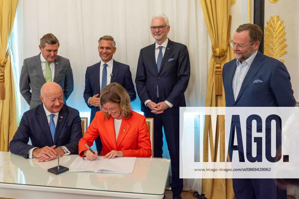 Press Conference on the Central Industrial Strategy: Federal Chancellor Christian Stocker (ÖVP), CFO Manuela Waldner (ÖBB), Federal Minister for Innovati