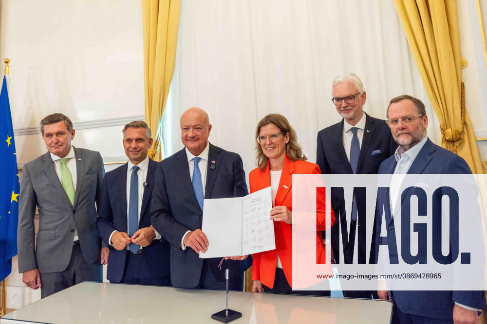 Press Conference on Industrial Strategy: Federal Minister for Innovation, Mobility, and Infrastructure Peter Hanke (SPÖ), Federal Minister for Economy, Energy,