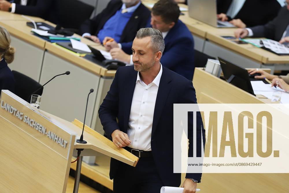 State Parliament Special Session: Ulrich Siegmund (AfD) delivers a speech introducing a joint motion with the BSW to advocate for peace talks in the war in Ukraine. In the background is Acting Minister-President Sven Schulze (CDU).